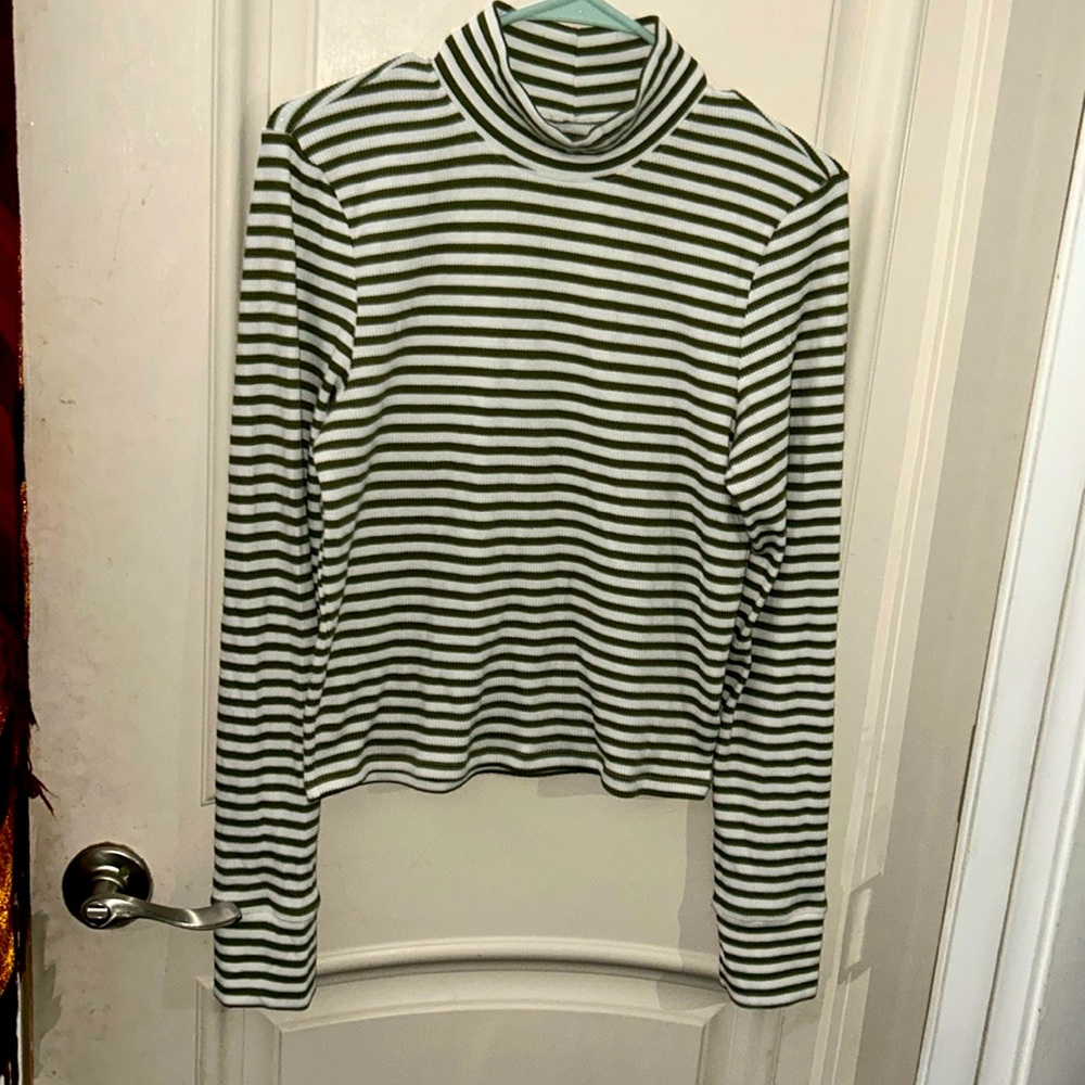 AMERICAN EAGLE turtle neck striped shirt
